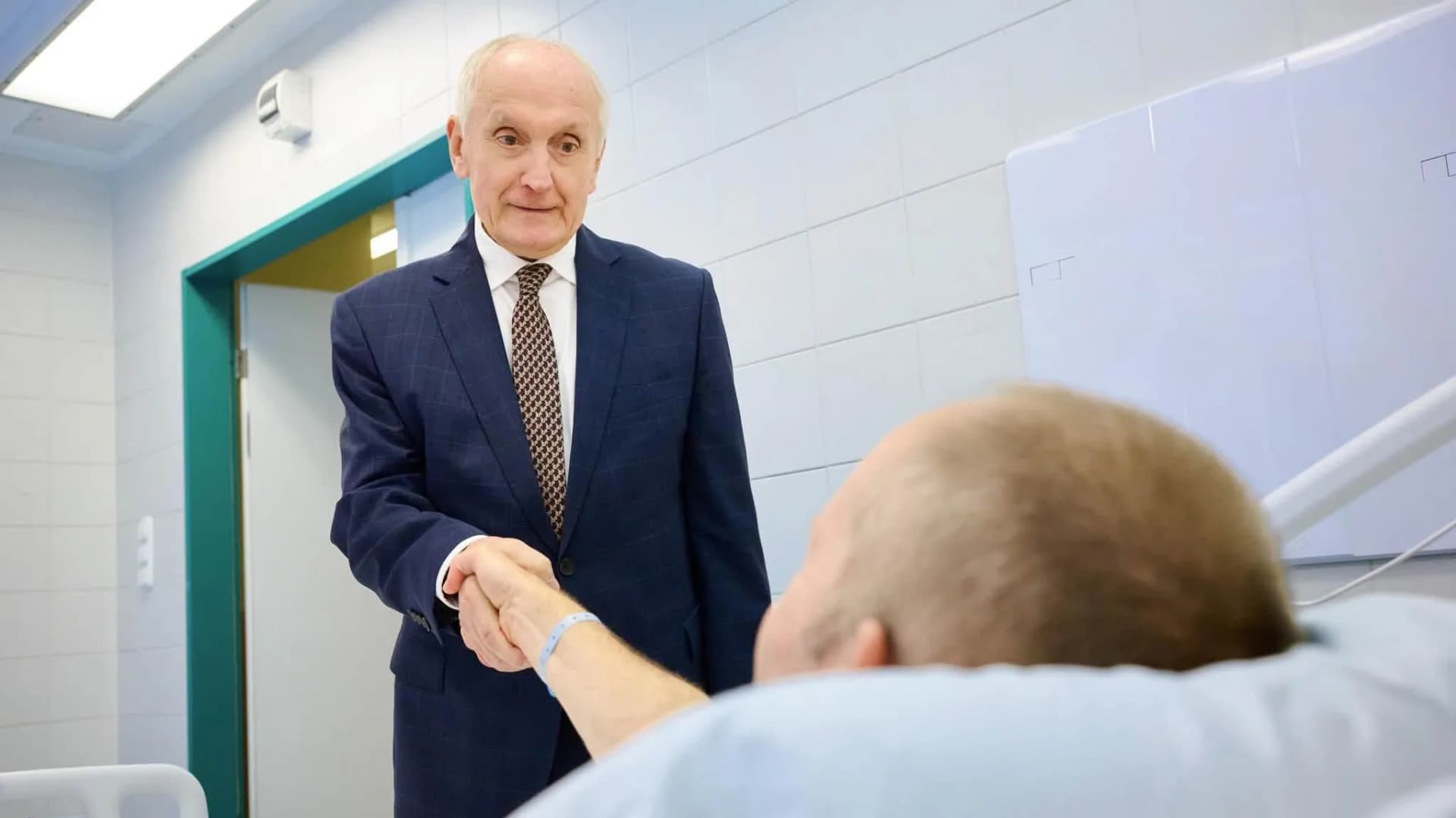 Baka András meglátogatta a balesetet szenvedett Gripen-pilótát