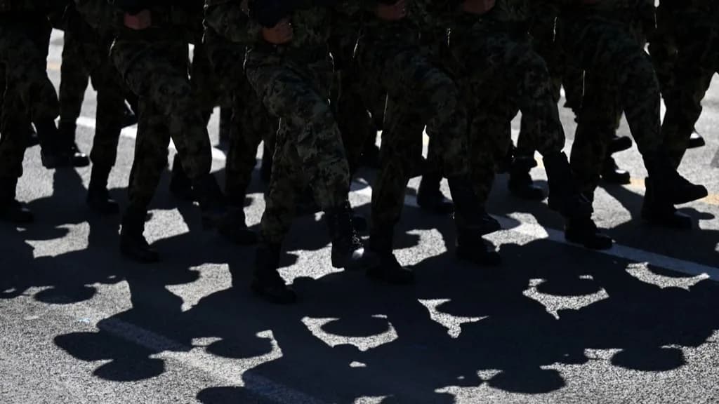 2027 márciusától visszahozzák a sorkatonaságot