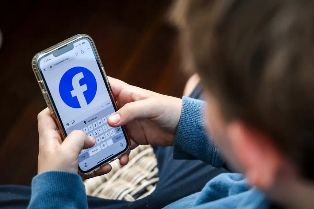 A közösségi média boldogtalanná teszi a tinédzsereket
