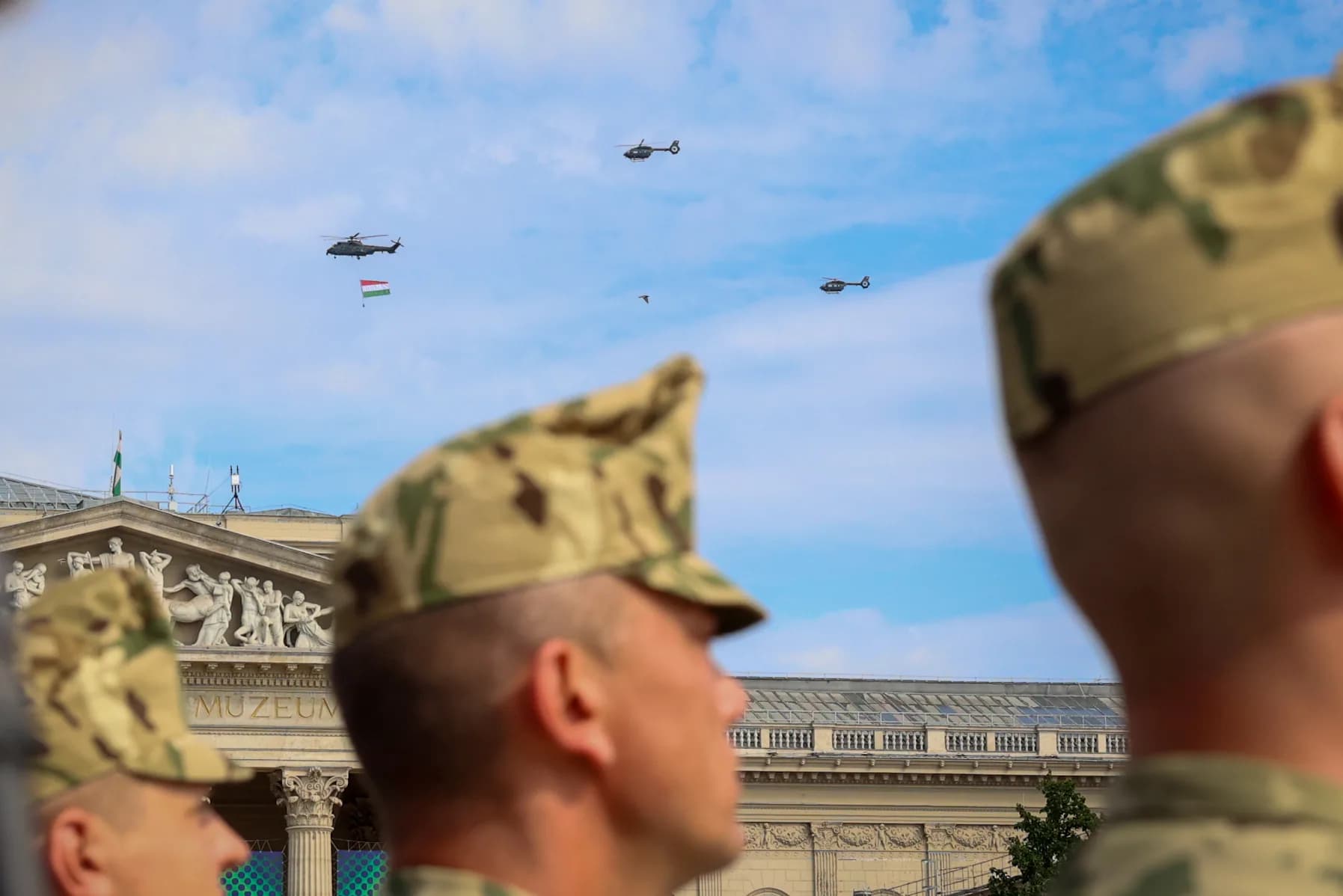 Altisztavatás Budapesten, a Hősök terén