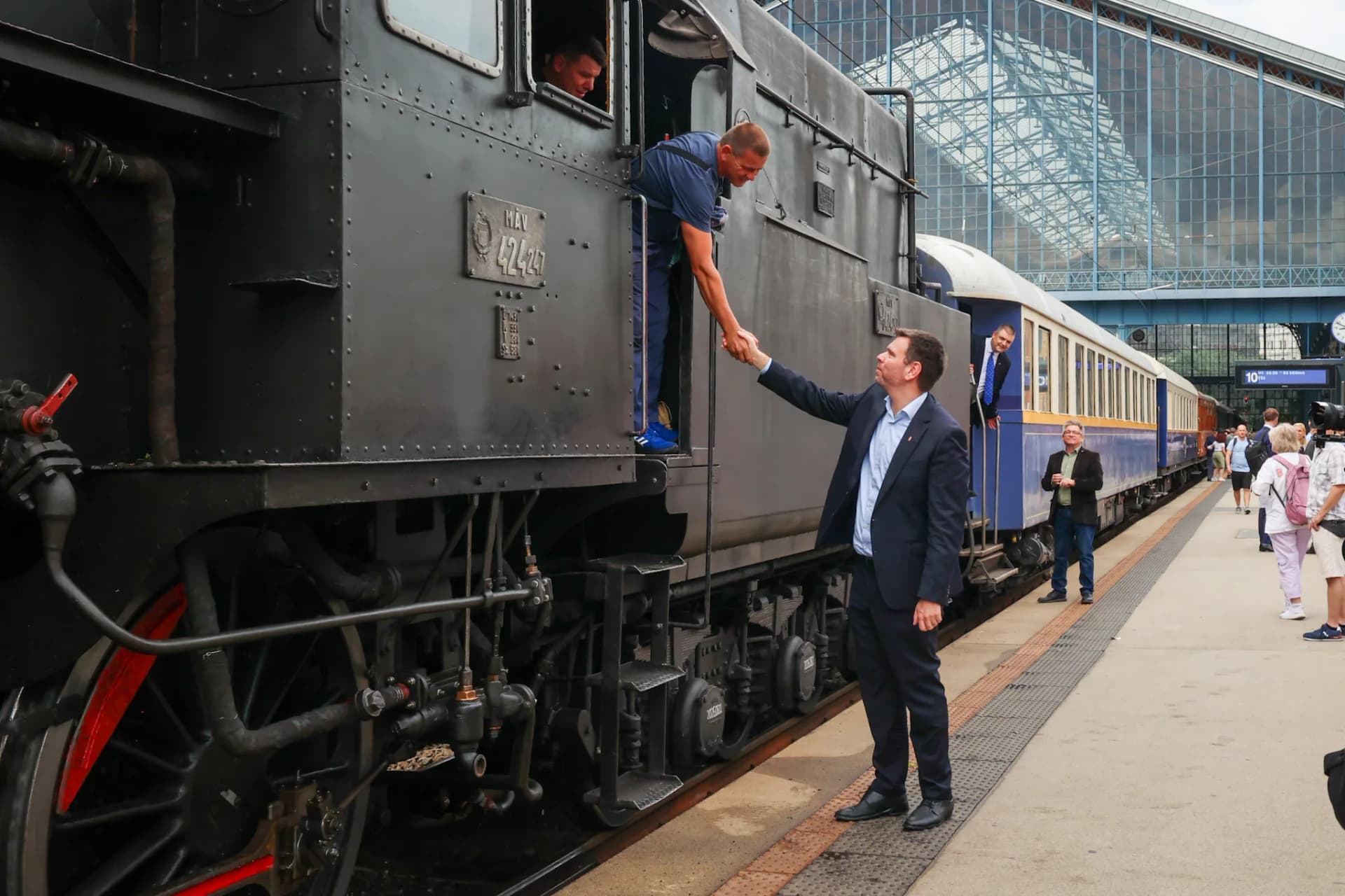 Vitézy Dávid, a magyar vasút korszerűsítési beruházásainak megkezdése előtt kérte az utasok és vasutasok partnerségét, támogatását