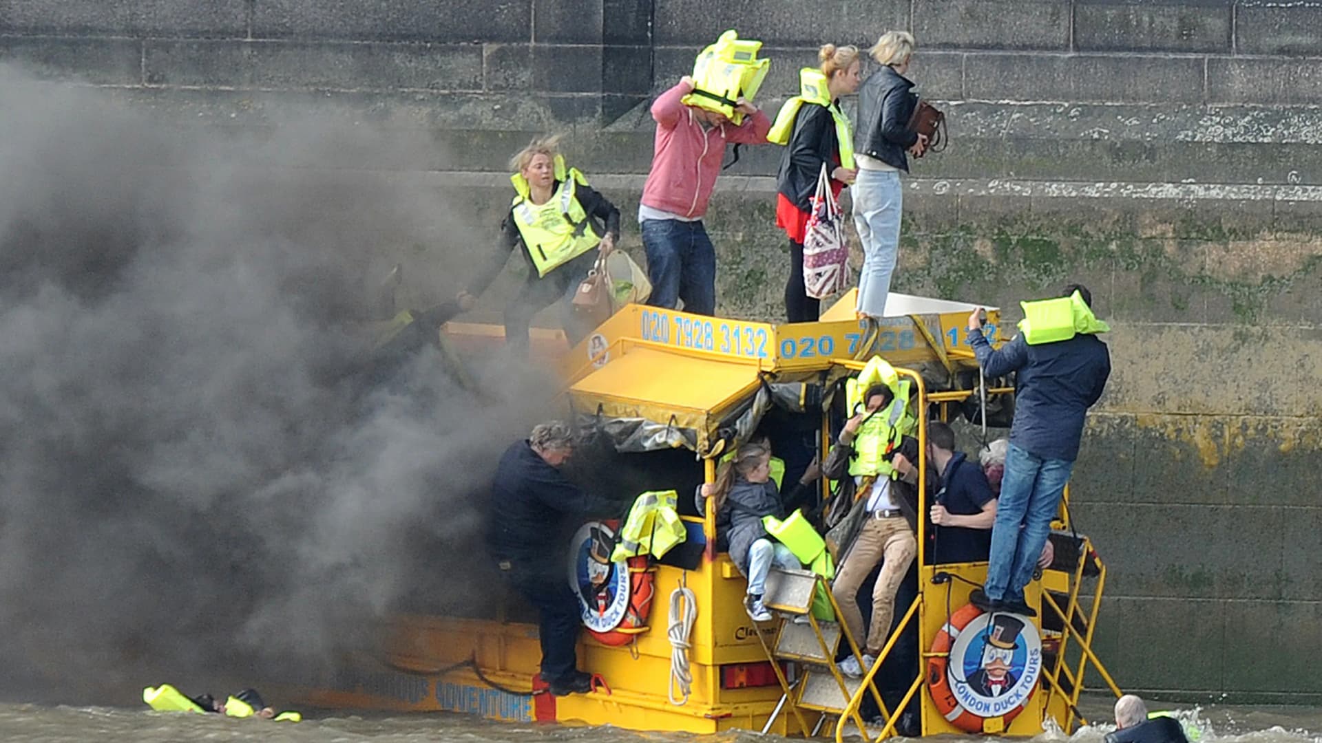 Több mint százan ugrottak a tengerbe, mert kigyulladt egy turistahajó