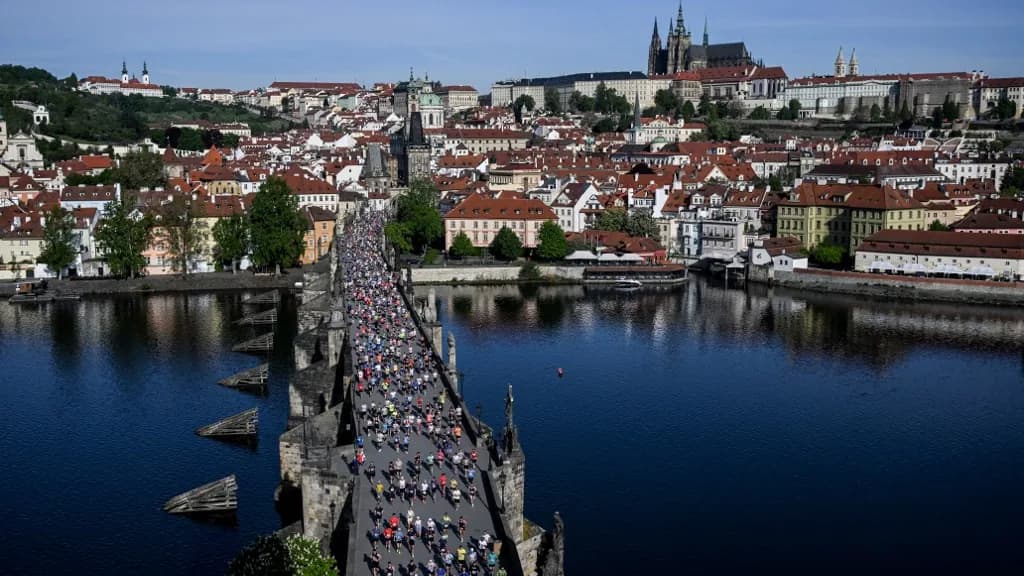 Sífutópályát alakítottak ki a prágai Károly hídon + VIDEÓ