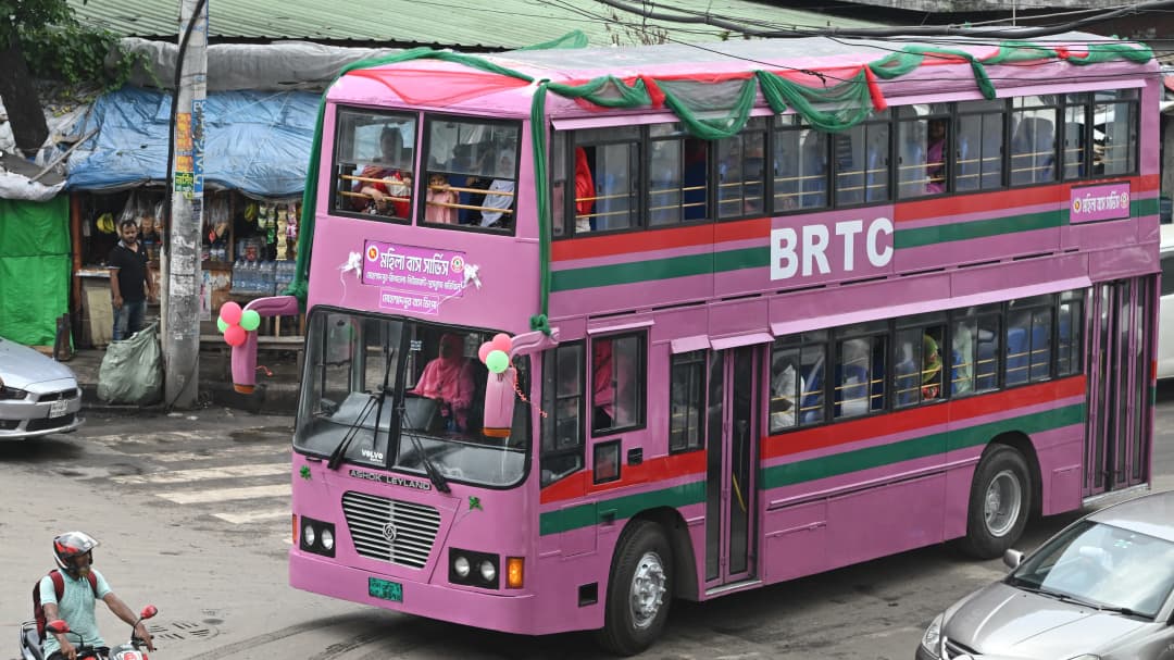 Bangladesben rózsaszín buszok a nőknek