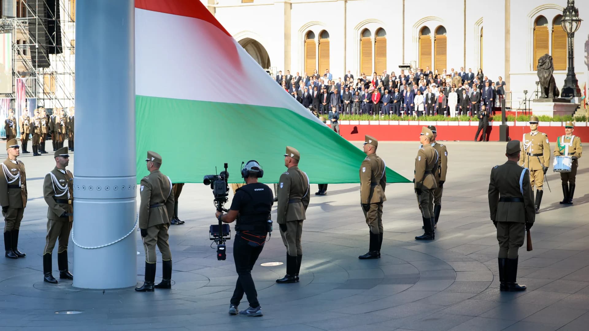augusztus 20. államalapítás és Szent István király ünnepe tisztavatás zászlófelvonás