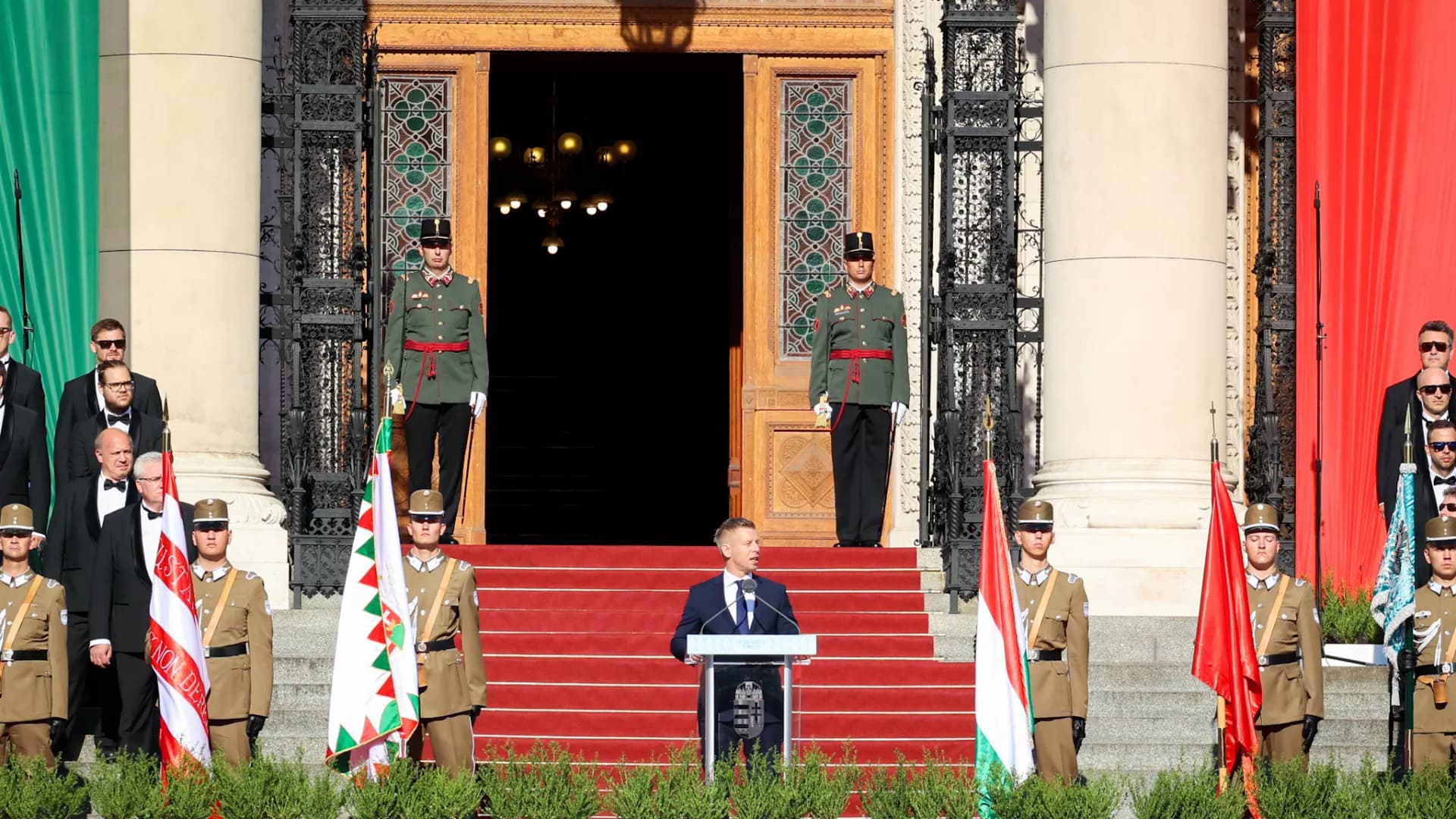 augusztus 20. államalapítás és Szent István király ünnepe tisztavatás zászlófelvonás Magyar Péter