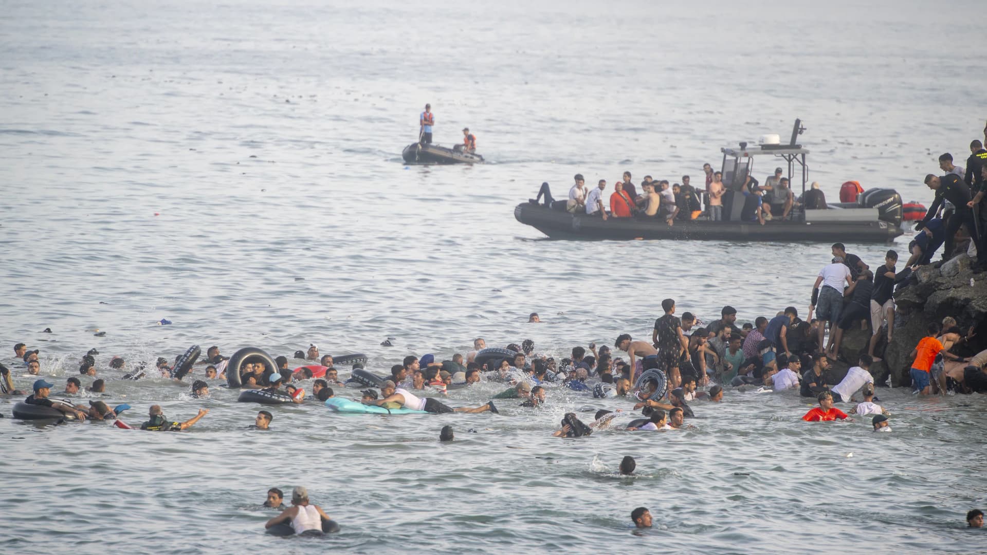 Több száz menekülő migránst mentettek ki a tengerből a görög hatóságok Kréta közelében