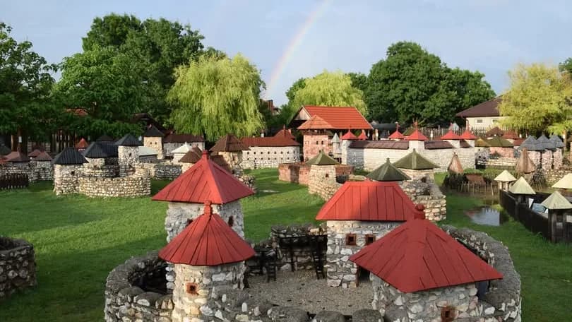 Őszi programokkal várja a családokat a dinnyési Várpark