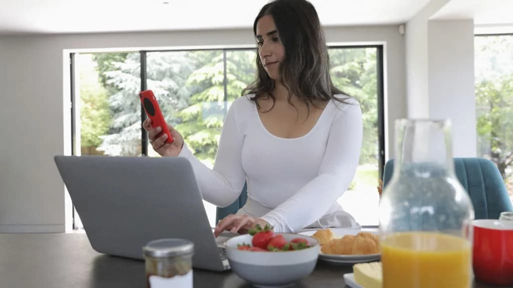 Így teheti tönkre a fogainkat az állandó telefonozás