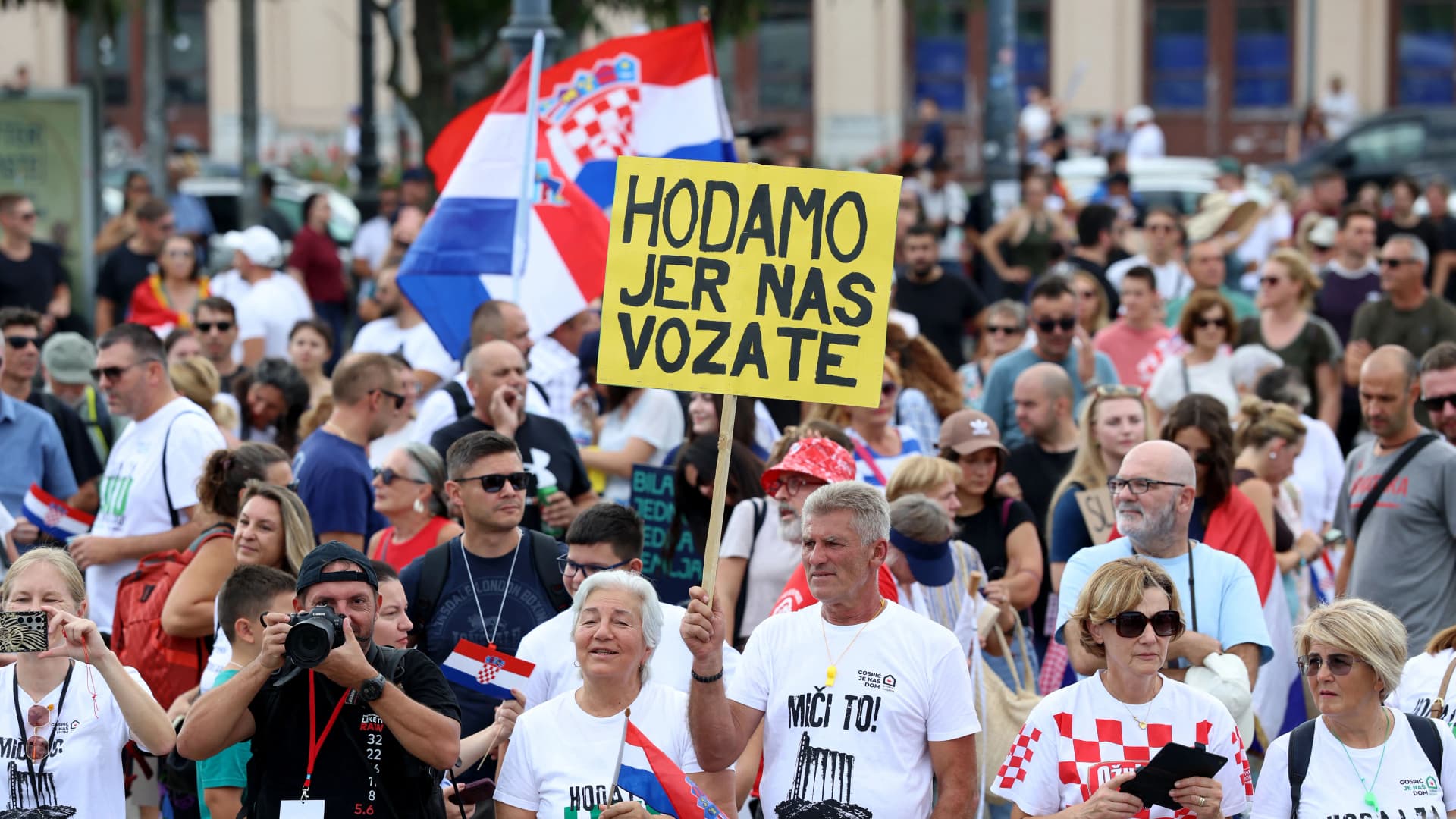 Több tízezren tüntettek Zágrábban az illegális hulladéklerakás miatt