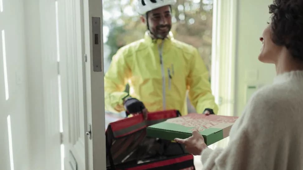 Idegenek nevében rendelt több száz pizzát