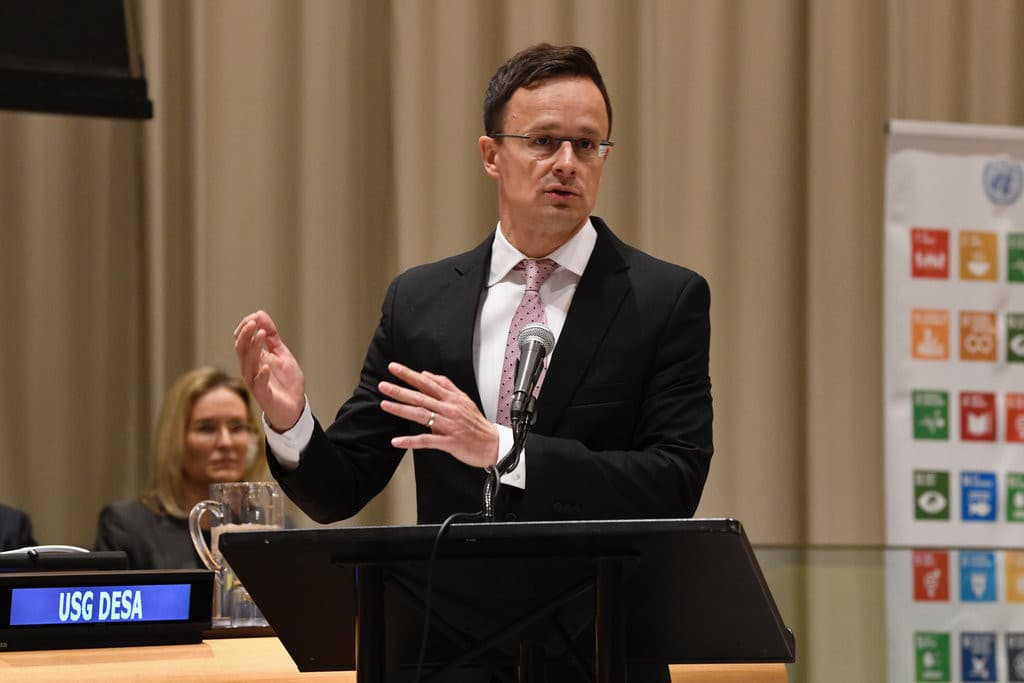 Szijjártó Péter: A világ jövőjét meghatározó jelenség a tömeges illegális migráció
