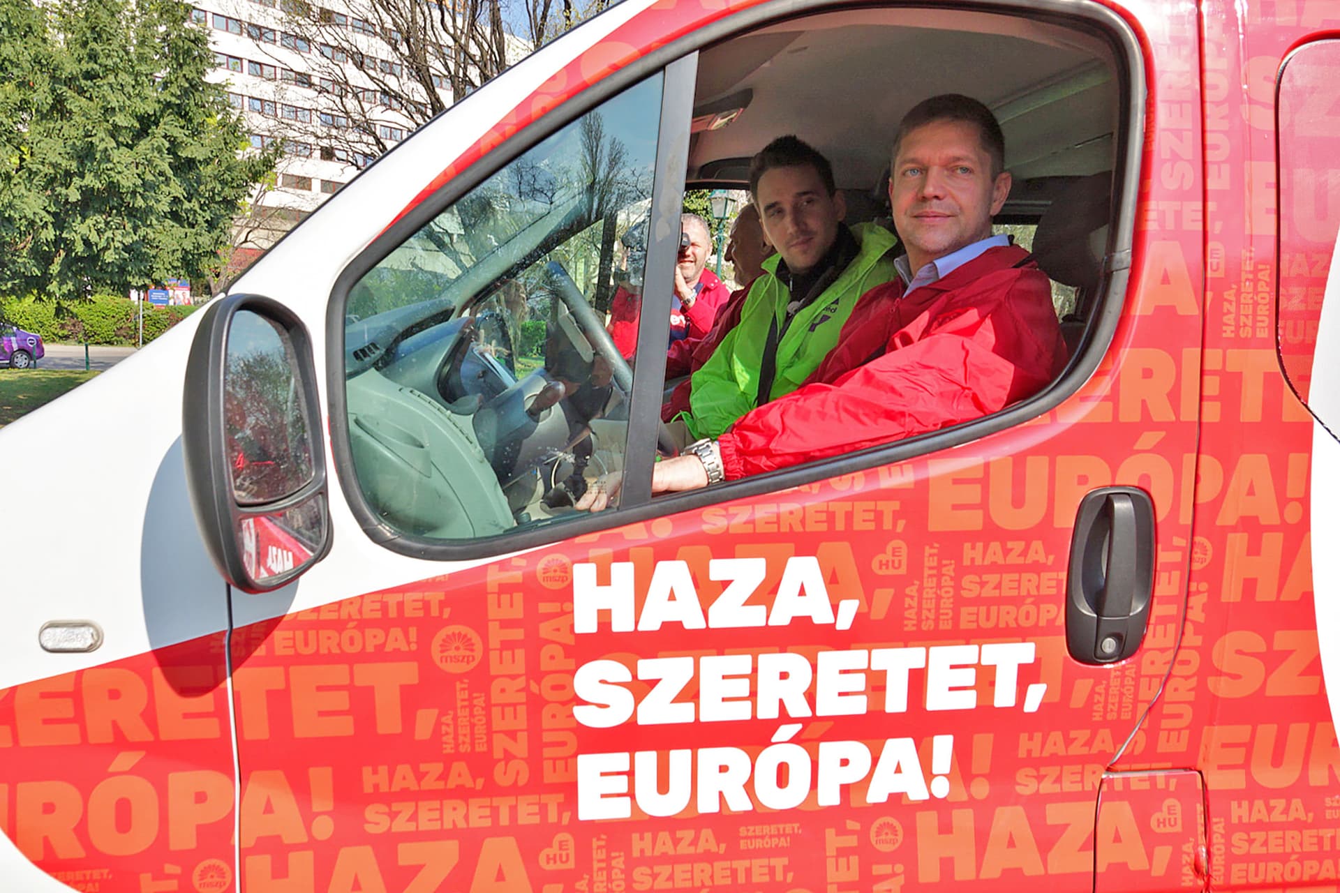 Az MSZP és a Párbeszéd kampánybusza a bevándorláspárti koalícióba tart