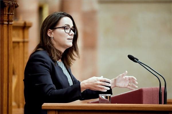 Január 1-jétől a nagyszülők is gyedre mehetnek
