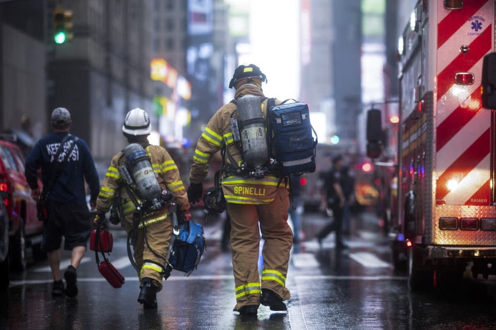 Helikopter zuhant egy felhőkarcolóra New York Manhattan negyedében