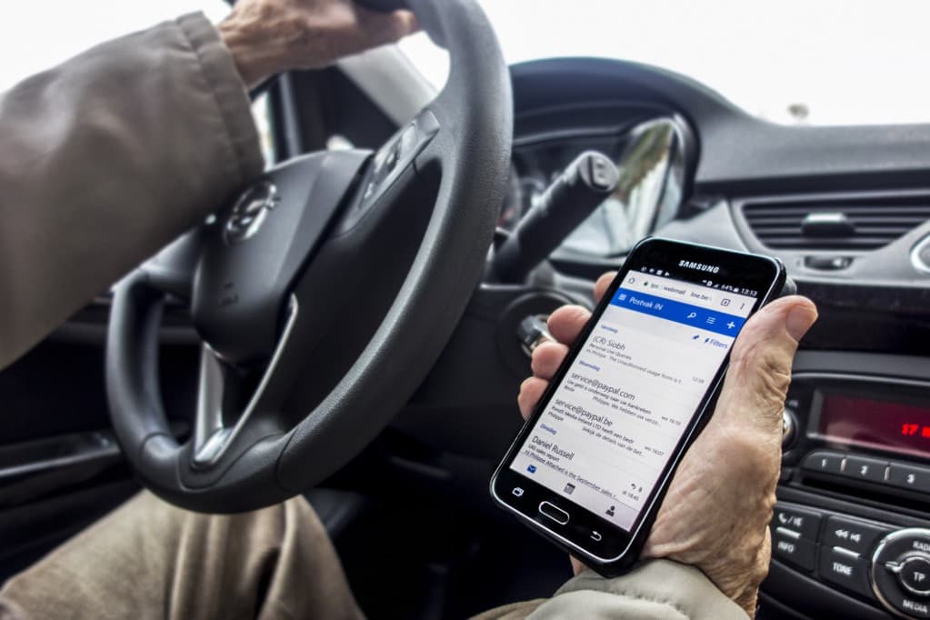 Növeli a reakcióidőt a telefon nyomkodása