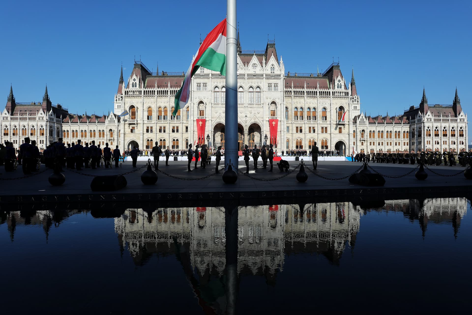 Felvonták a nemzeti lobogót az Országház előtt