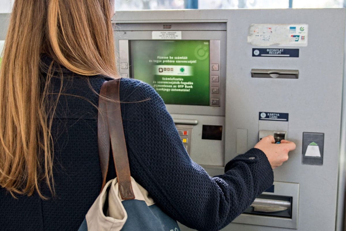 Új módszerrel támadnak a csalók az ATM-nél