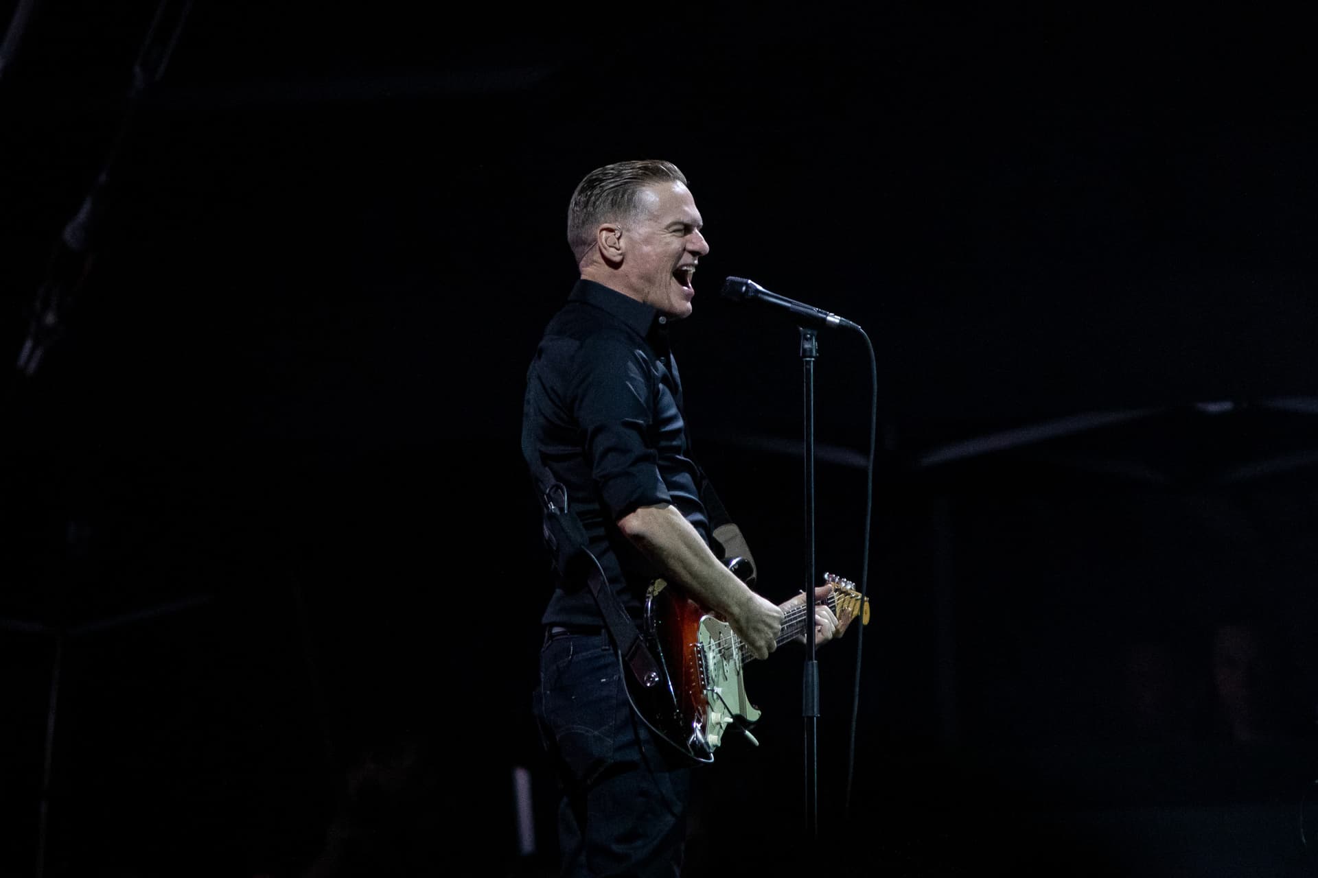Videón Bryan Adams Hősök terén adott koncertje
