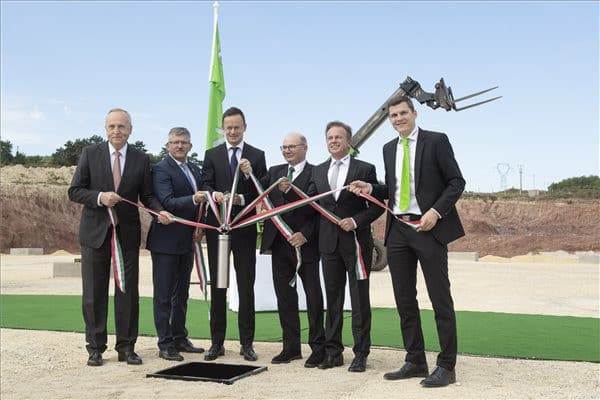 A Sennebogen-csoport acélalkatrész-gyártó cégének alapkőletétele