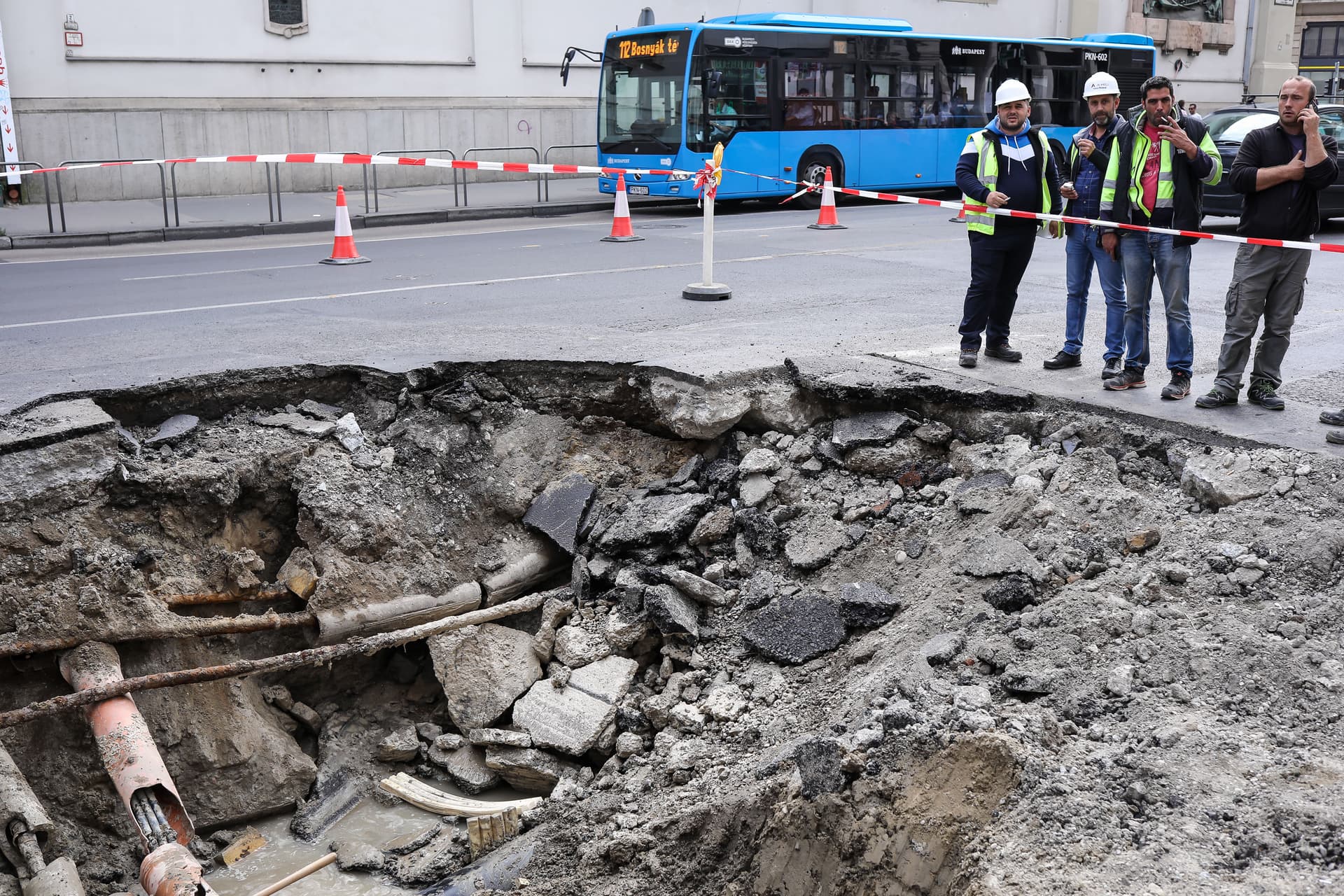Beszakadt az úttest a Ferenciek terénél