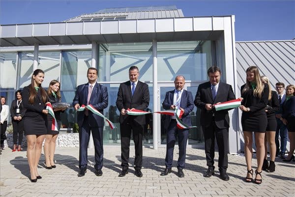 Átadták a zalaegerszegi ZalaZone Kutatási és Technológiai Központot