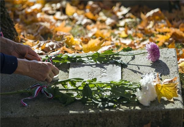 Megemlékezők a 301-es parcellában