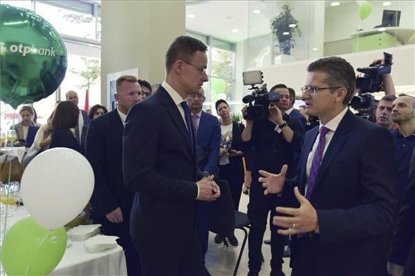 Szijjártó Péter Tiranában
