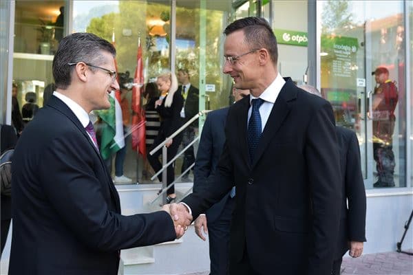 Szijjártó Péter Tiranában