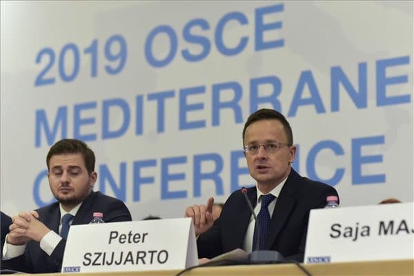 Szijjártó Péter Tiranában