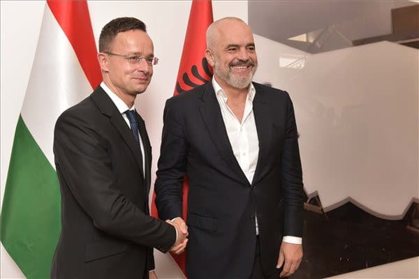 Szijjártó Péter Tiranában