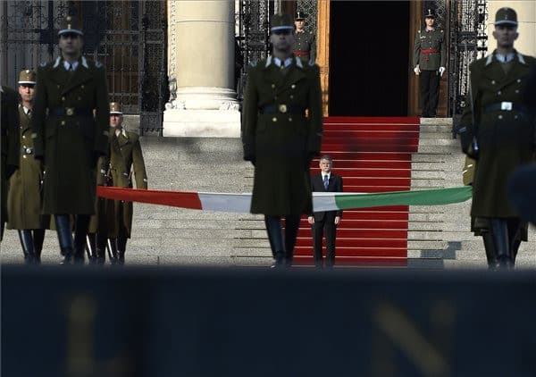 Felvonták a nemzeti lobogót az Országház előtt