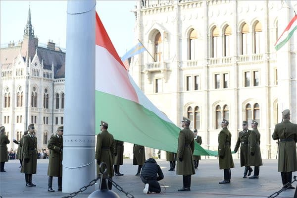 Felvonták a nemzeti lobogót az Országház előtt