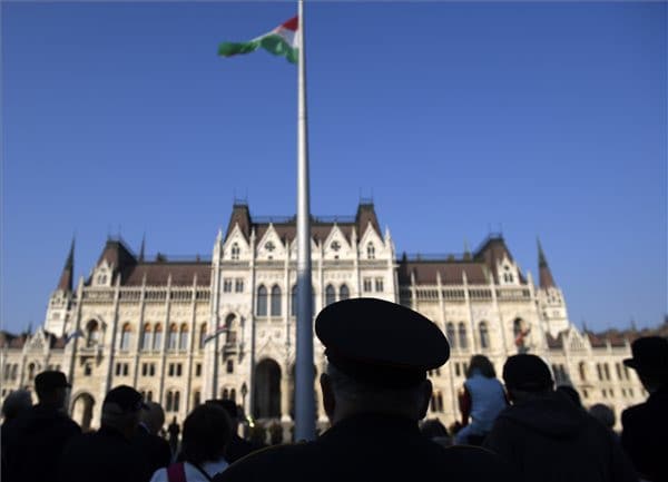 Felvonták a nemzeti lobogót az Országház előtt