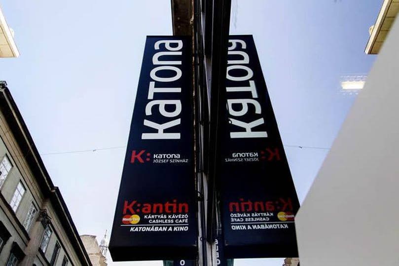 Saját maga fedte fel kilétét a Katona József Színház zaklatással vádolt rendezője