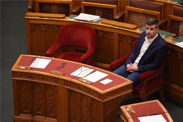 A hataloméhes Jakab Péter beült a kormányfő székébe