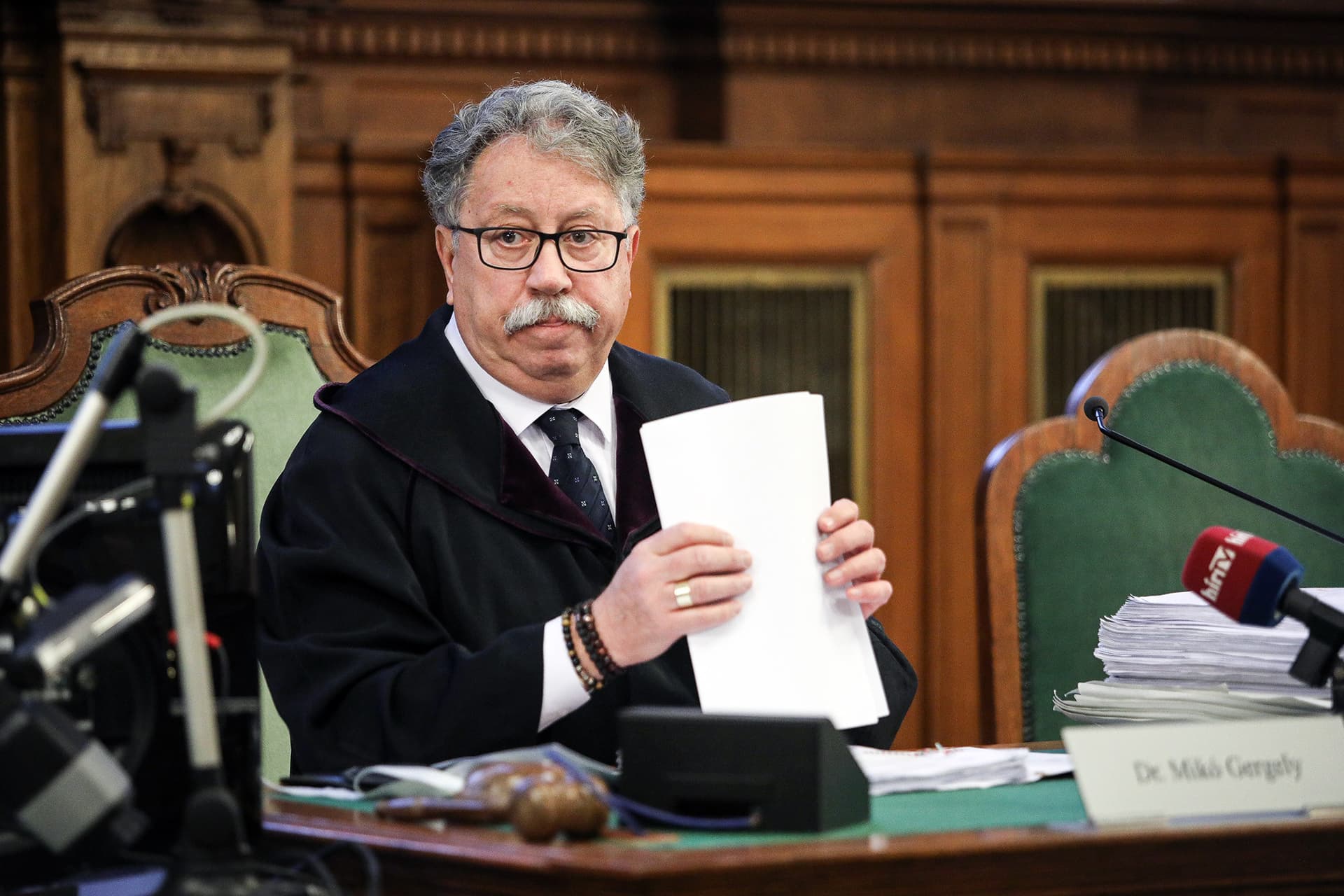 Tagadja bűnösségét Hasszán F.