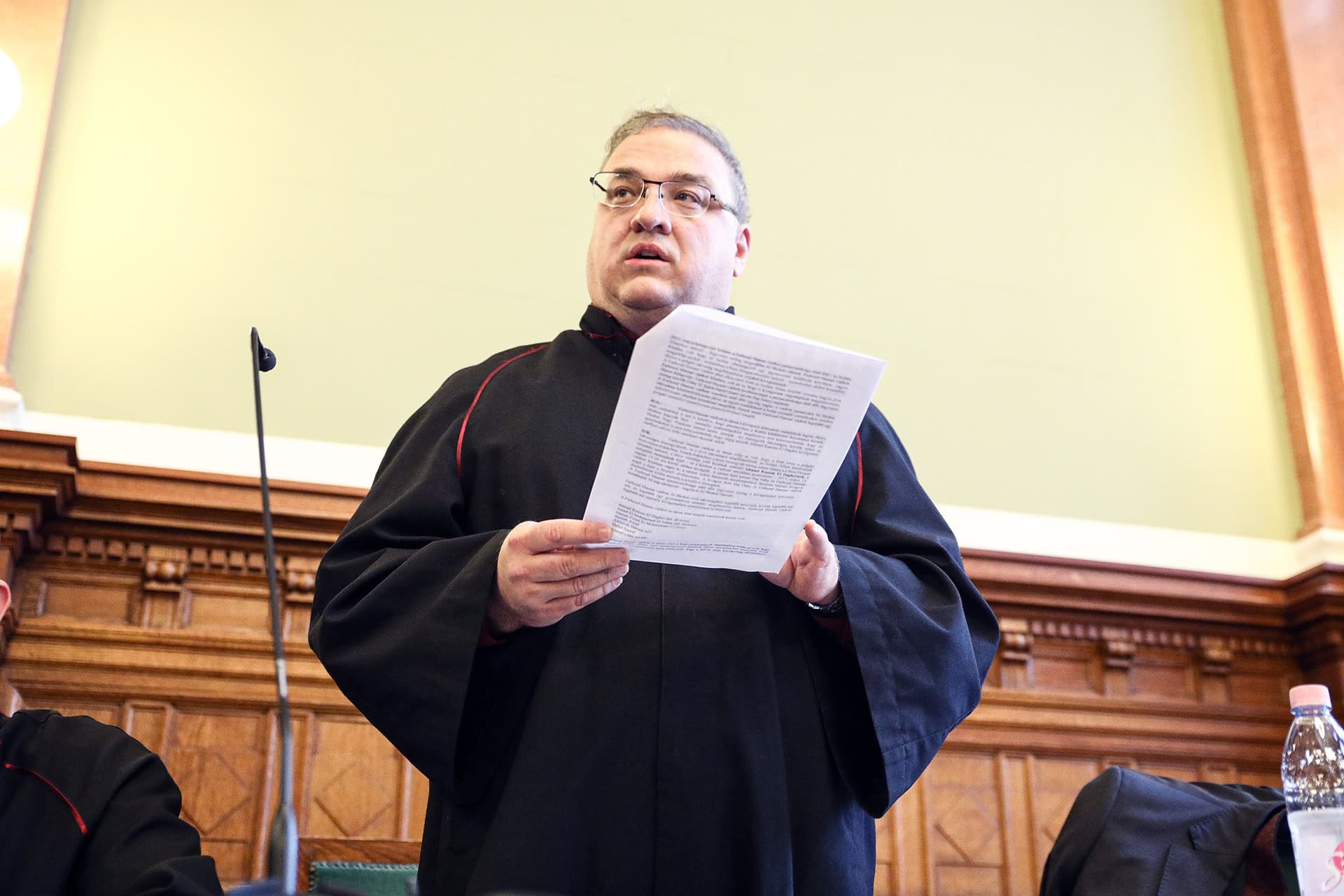 Tagadja bűnösségét Hasszán F.