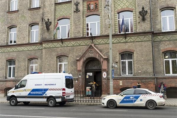 Letartóztatták a tanárára késsel támadó diákot