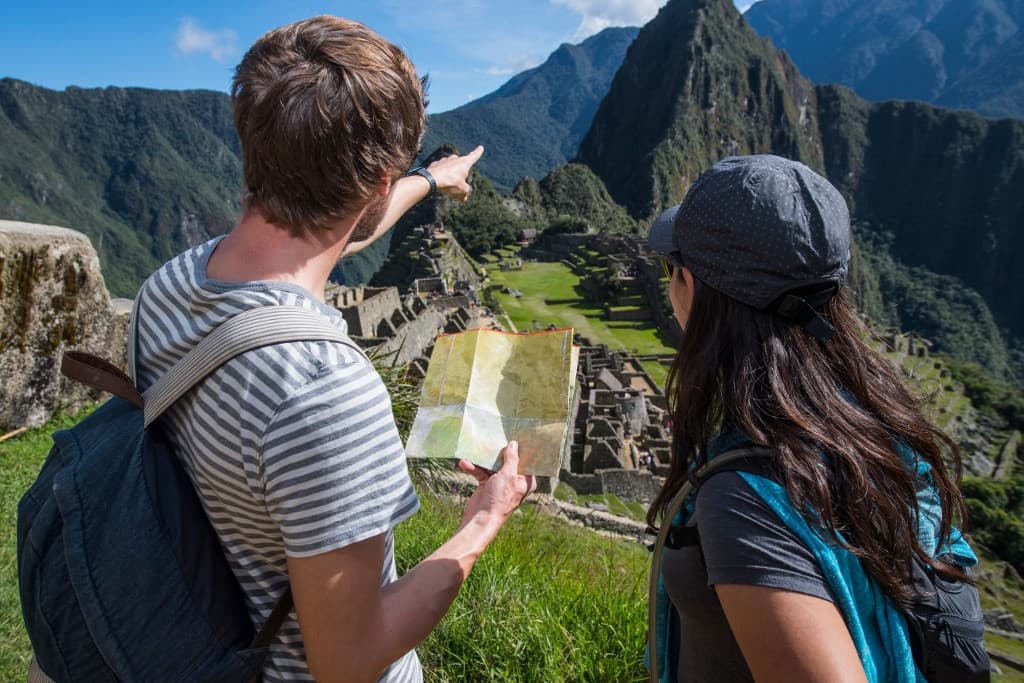 A Machu Picchut megrongáló turistákat utasítanak ki Peruból
