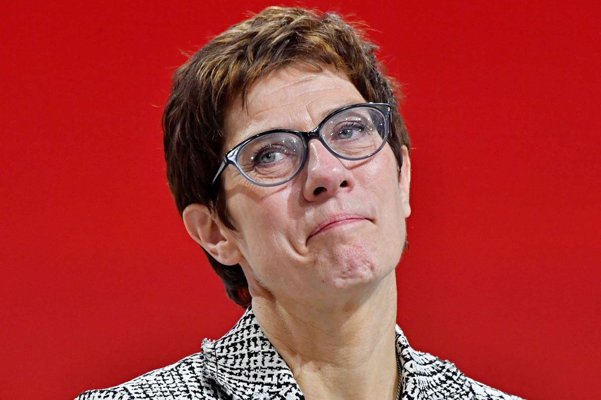 Távozik Kramp-Karrenbauer