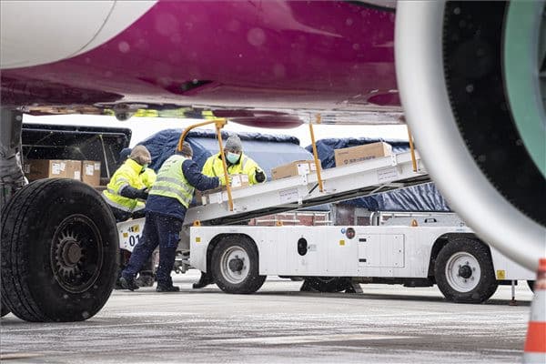 Szijjártó: A Wizz Air hat gépe négymillió maszkot hoz Budapestre