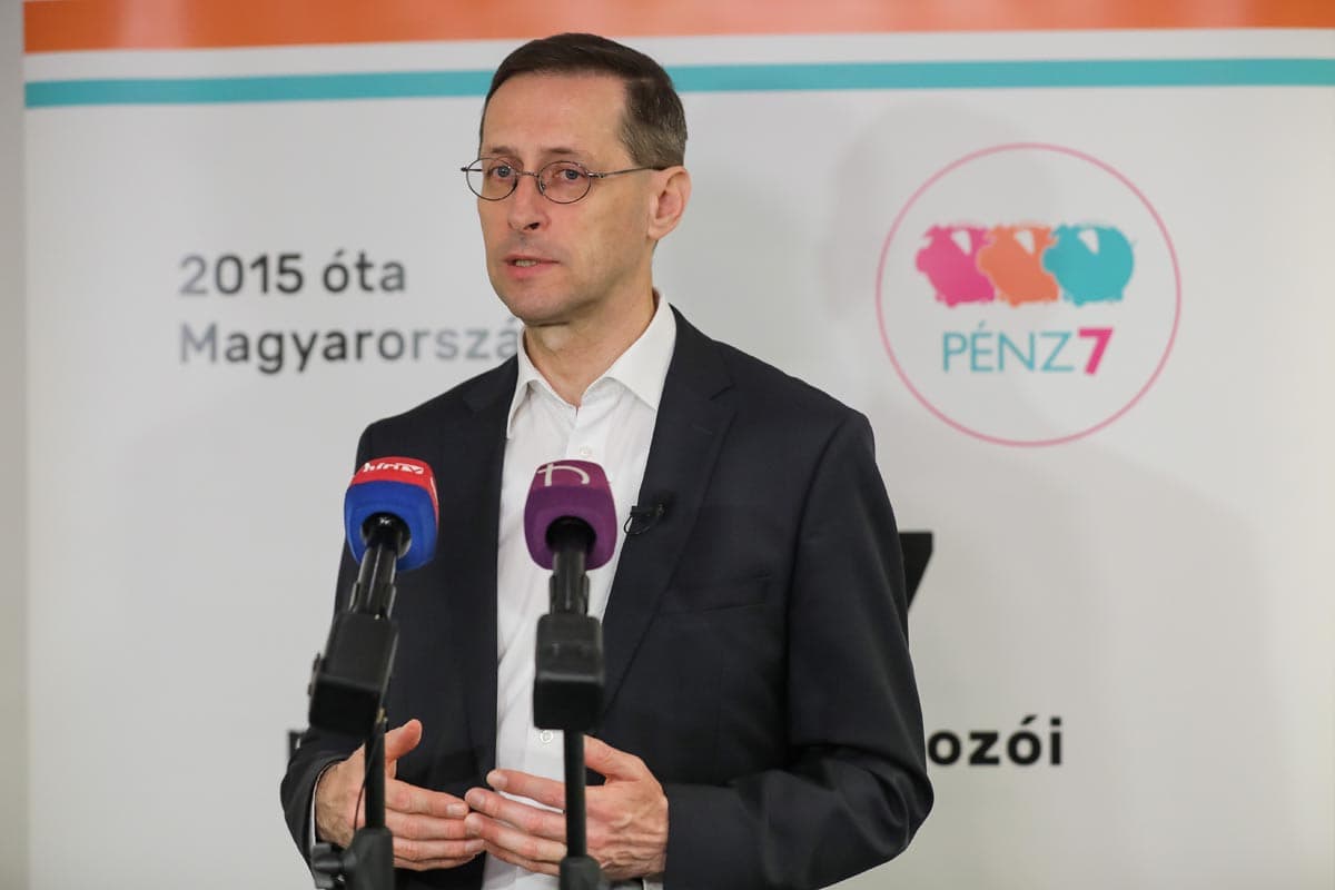 Varga Mihály pénzügyminiszter budapesti II. Rákóczi Ferenc Gimnáziumban tartott előadását