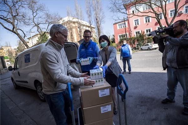Béres Cseppet kapnak az egészségügyisek és az idősotthonok