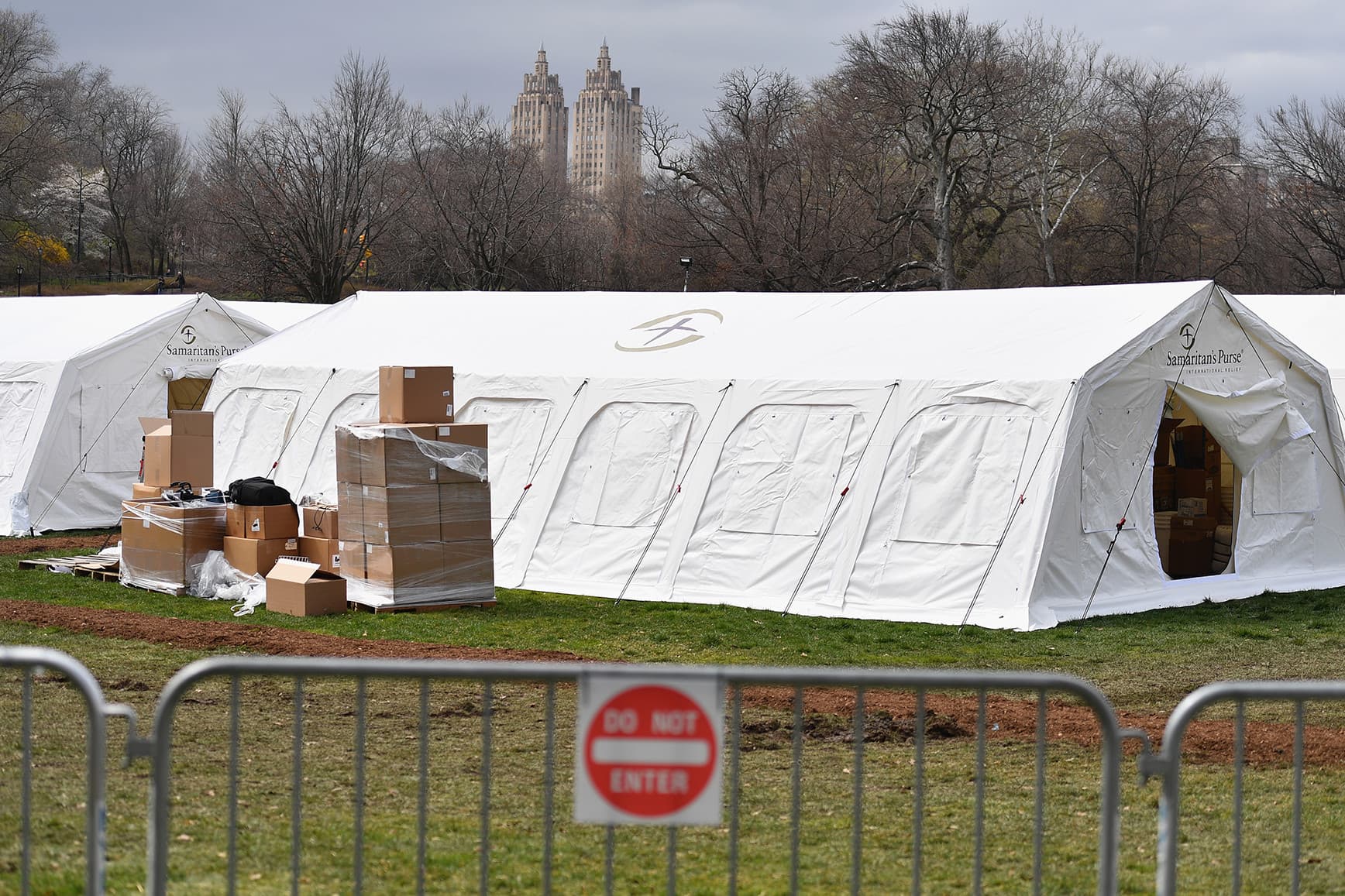New Yorkban már teherautókban rendeznek be halottasházakat