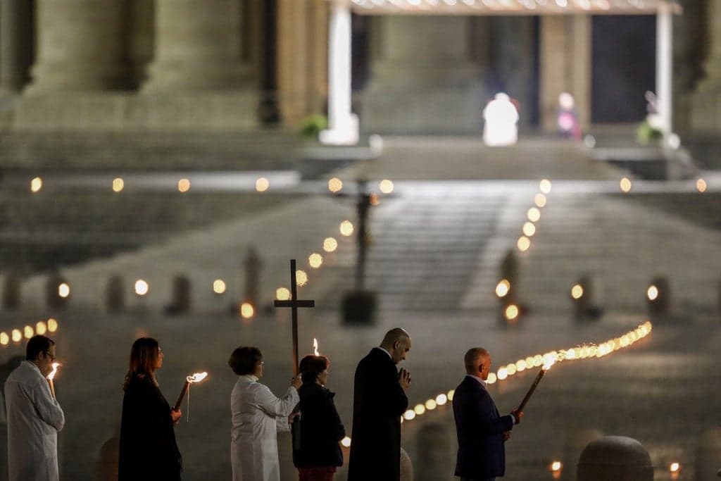 Orvos és fegyőr is vitte a keresztet az üres Szent Péter téren