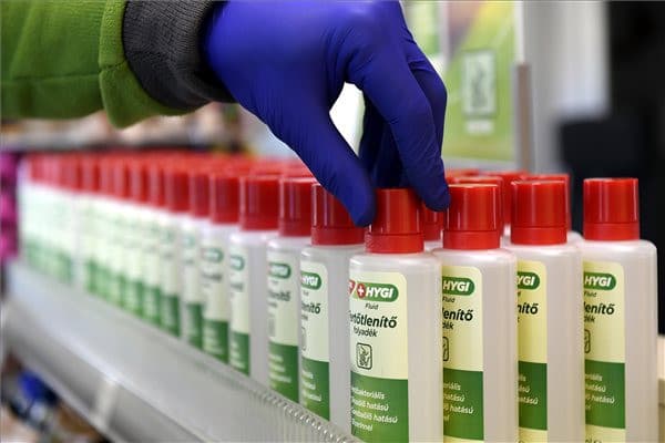 Kétezer liter fertőtlenítőt kapott a Semmelweis Egyetem
