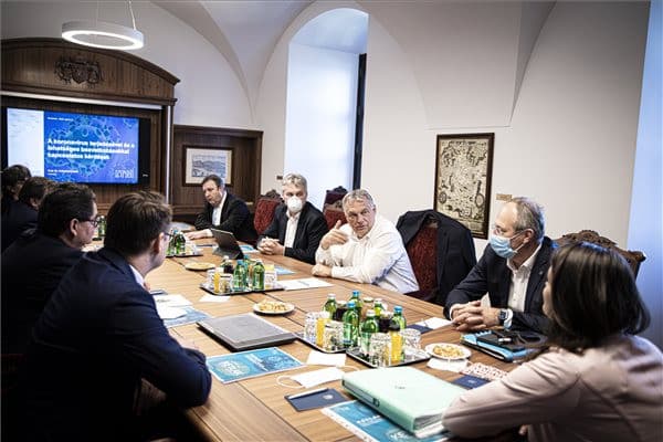 A kormányfő virológusokkal egyeztetett