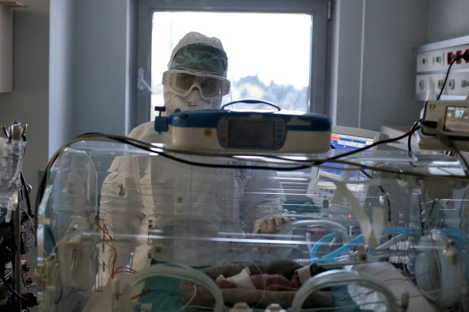 Életmentő szállítóinkubátort kapott a Semmelweis Egyetem