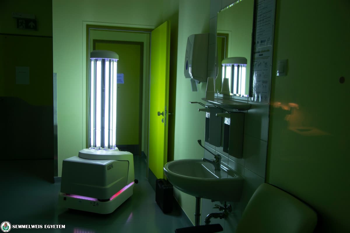 Önjáró robot segíti a vírus elleni védekezést a Semmelweis Egyetemen